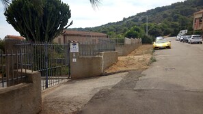 A gated property with a sign indicating privacy and relaxation in Sardegna. - Privacy & Relax in Sardegna (Alghero)
