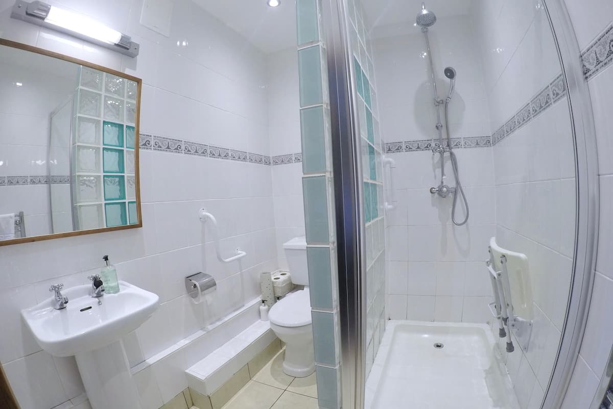 twin room | bathroom | free toiletries, hair dryer, towels