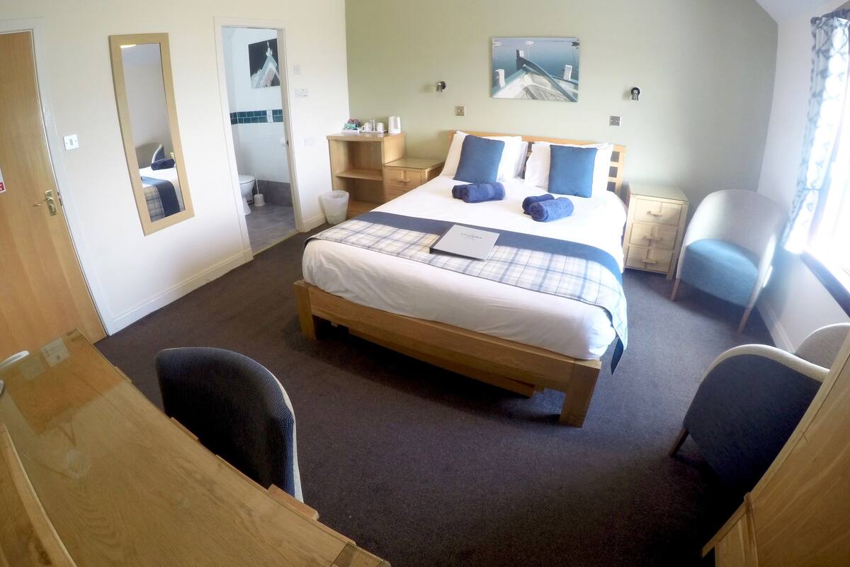 Sea-view Large Double | In-room safe, desk, iron/ironing board (on request), free WiFi
