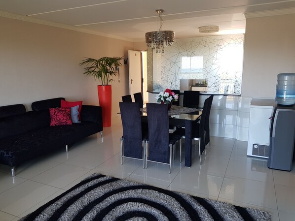 家庭公寓, 非吸煙房, 海景 | 起居區 | 電漿電視