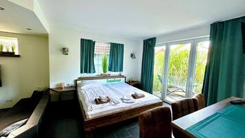 Comfort-Doppelzimmer, 1 King-Bett, Nichtraucher, Terrasse | Zimmersafe, schallisolierte Zimmer, Bettwäsche