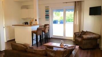 Double Room, Kitchenette | Private kitchenette | Coffee/tea maker, electric kettle, reusable coffee/tea filters