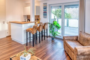 Studio Suite tiện nghi đơn giản, 1 giường đôi, bếp nhỏ | Két bảo mật tại phòng, phòng cách âm, bộ trải giường 