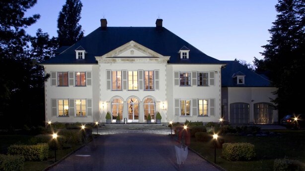 A large, stately building with a symmetrical facade, multiple windows, and a central entrance. - Hotel Fleur de Lys (Zedelgem)