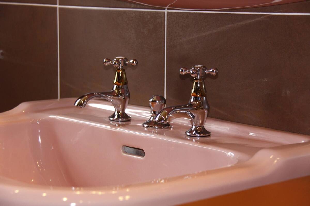 shower, free toiletries, towels