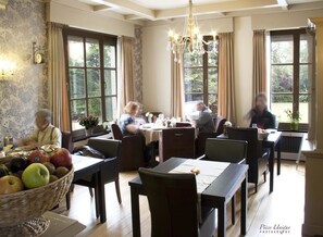 Free daily continental breakfast  - Hotel Fleur de Lys (Zedelgem)