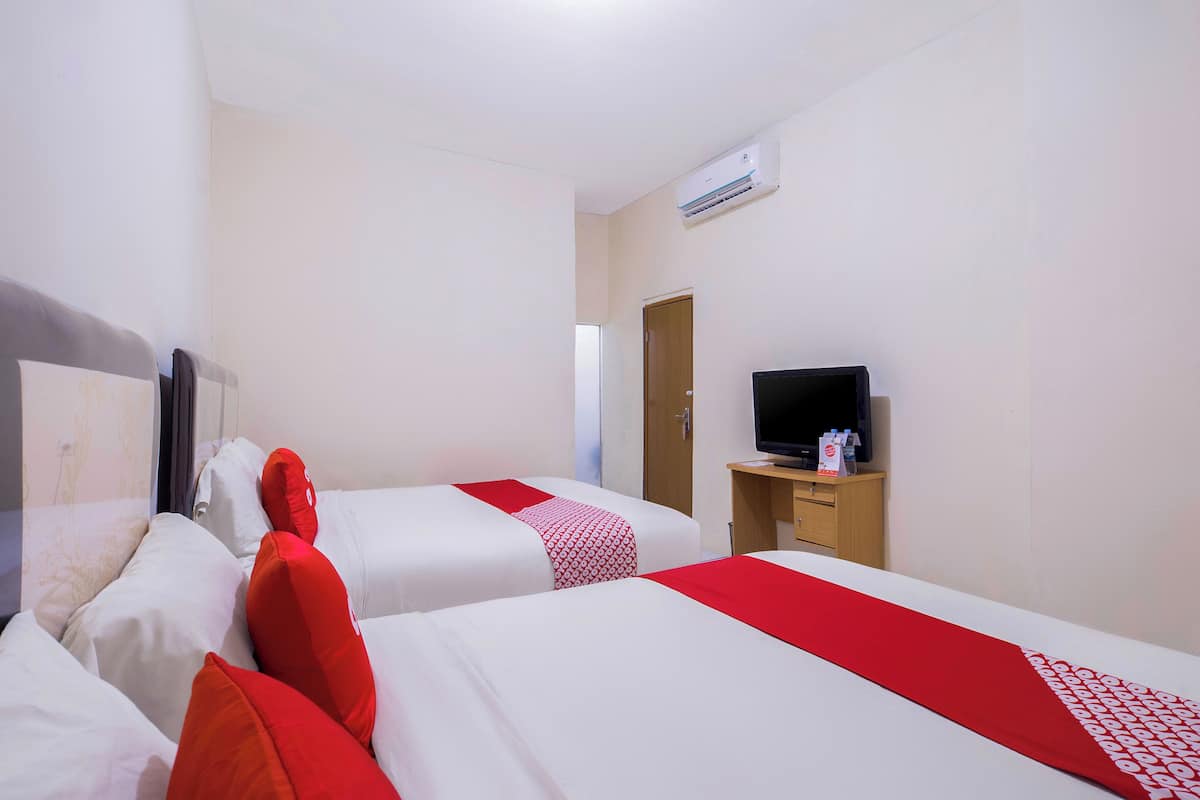 Escritorio, wifi gratis y ropa de cama