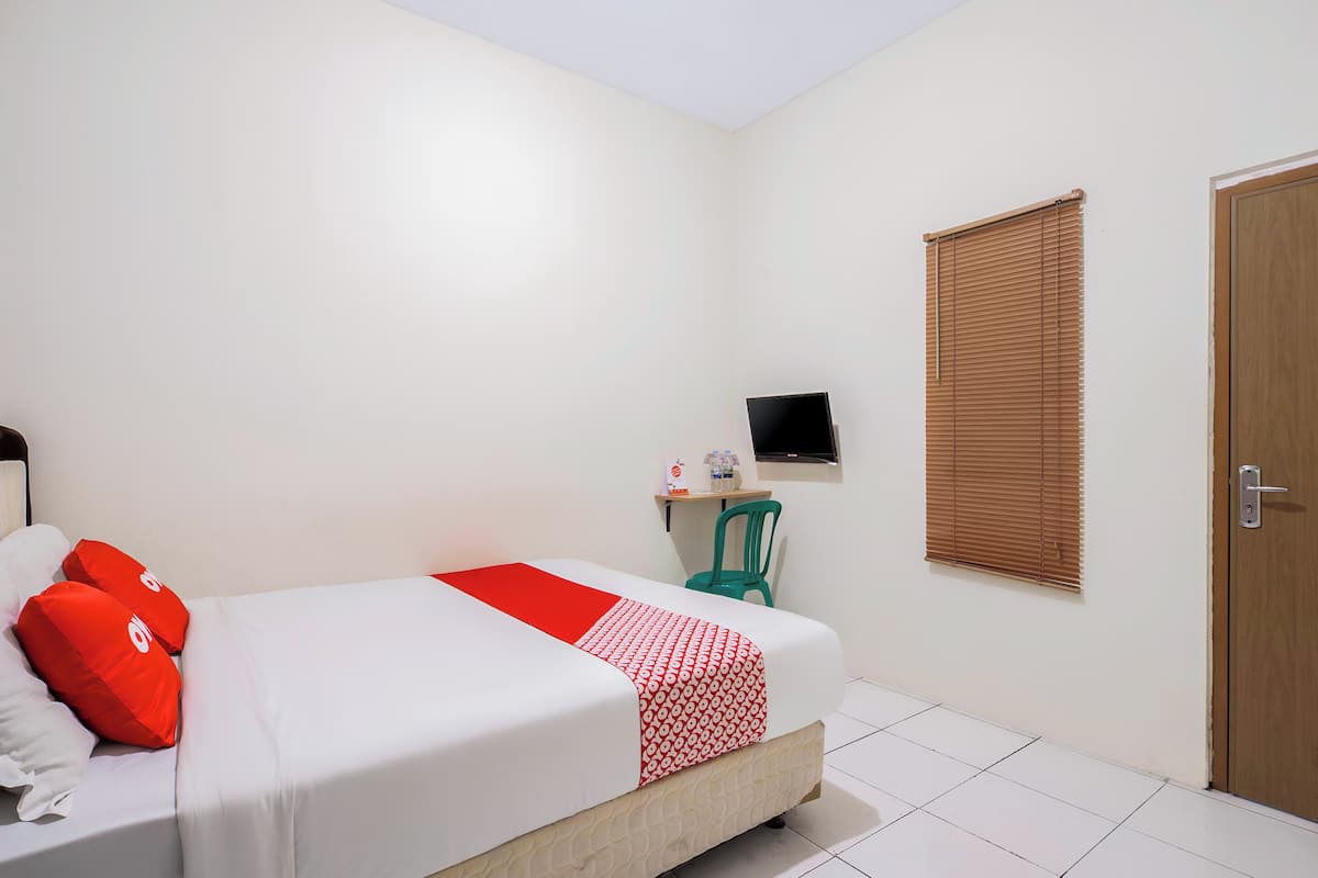 Escritorio, wifi gratis y ropa de cama
