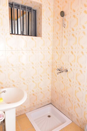 Dobbeltrom – deluxe, ikke-røyk | Bad | Dype avslapningsbadekar, regndusjhode og toalettartikler (inkludert)