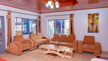 Executive Room, Non Smoking | Living area | Flat-screen TV