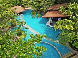 室外泳池；躺椅、場內有救生員當值