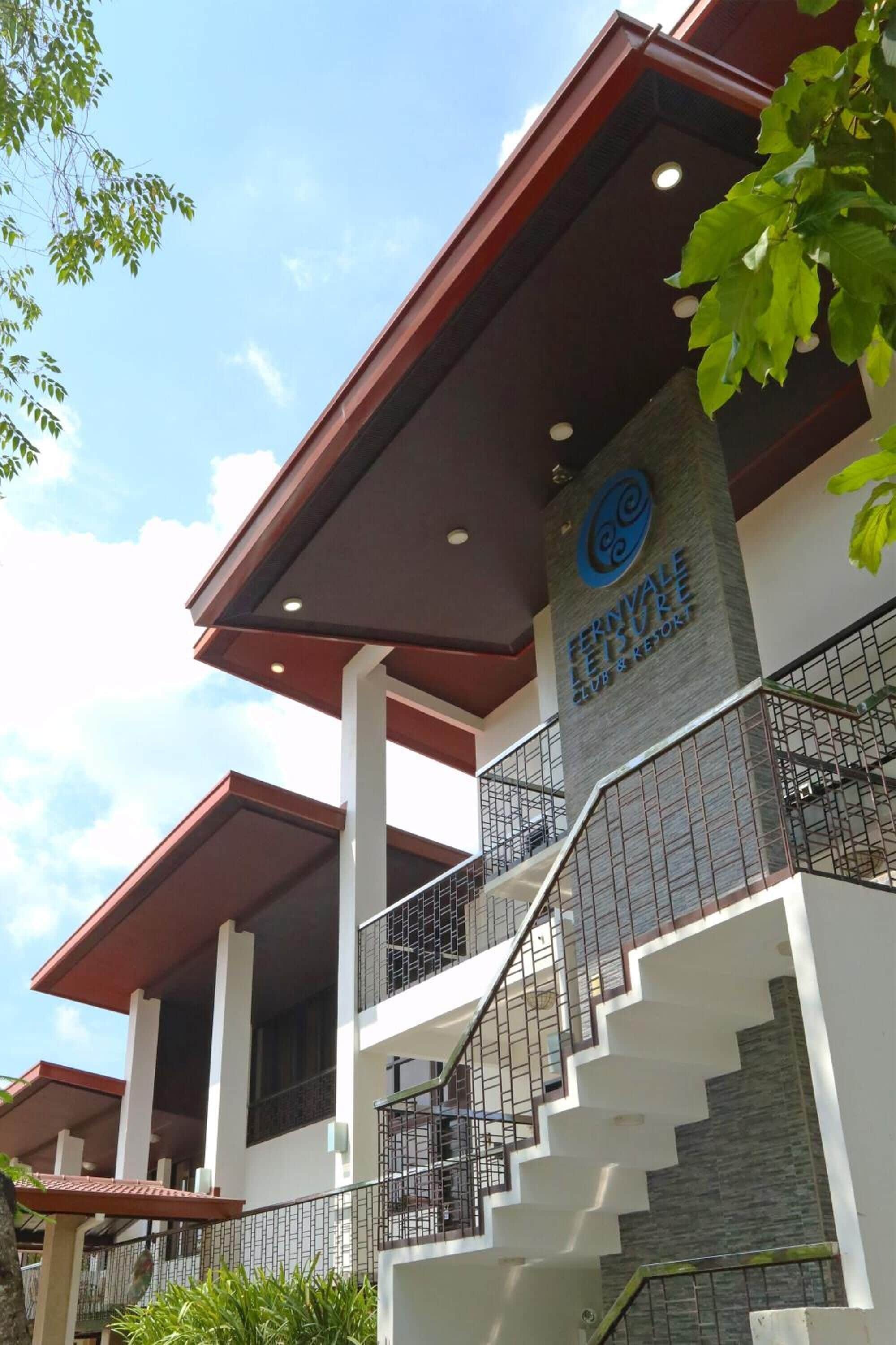 Un edificio con un cartel que dice 'Farnvale Leisure Club & Resort'.