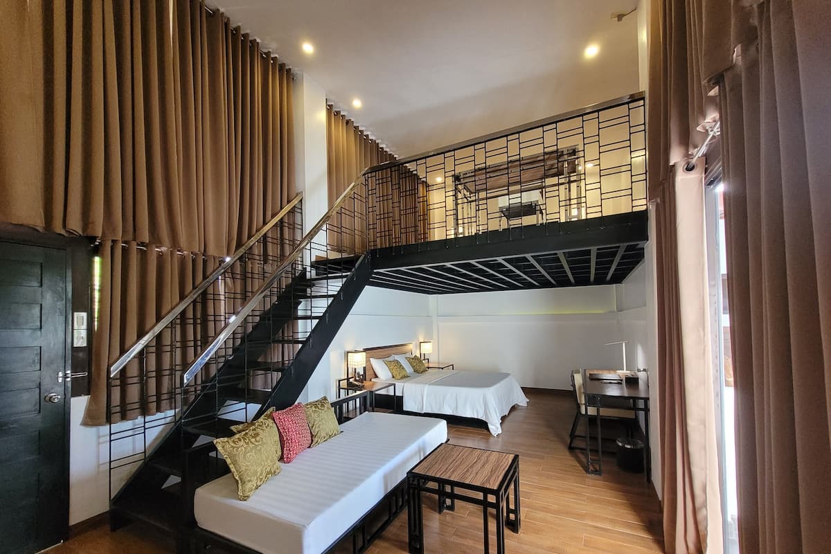 Loft, balkon, uitzicht op zwembad | Een minibar, een kluis op de kamer, een bureau, een laptopwerkplek