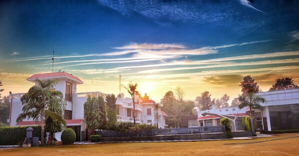 Front of property - evening/night - Spara Boutique Resort (New Delhi)