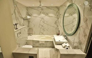 Kahden hengen premium-huone | Kylpyhuone | Tohvelit, pyyhkeet