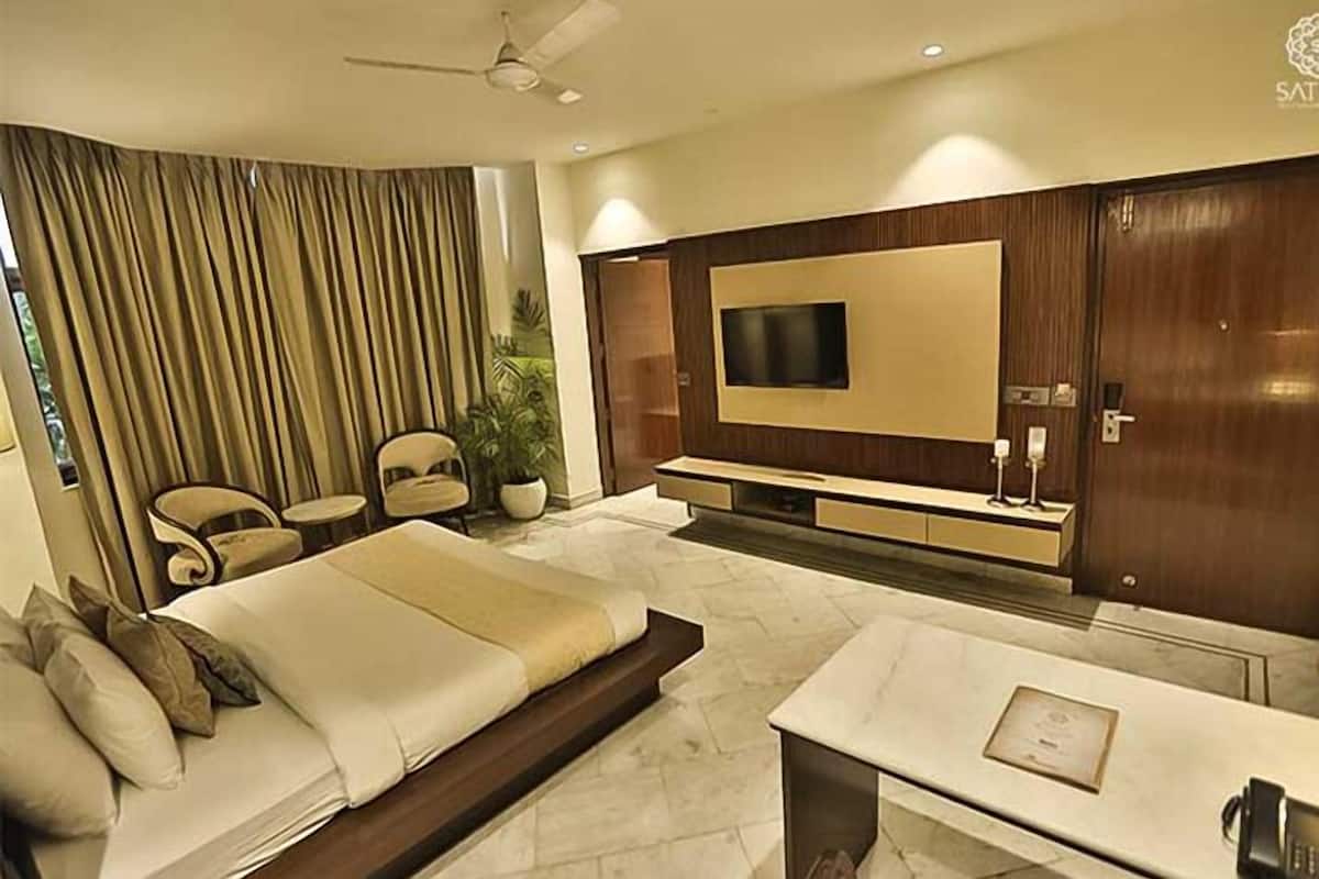 Premium Room with Bathtub | 1 bedroom, premium bedding, in-room safe, individually furnished