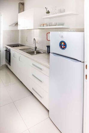 Jääkaappi, uuni, liesi, keittoastiat/astiat/ruokailuvälineet