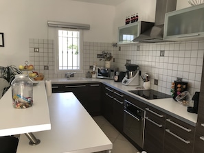Een microgolfoven, een oven, een vaatwasser