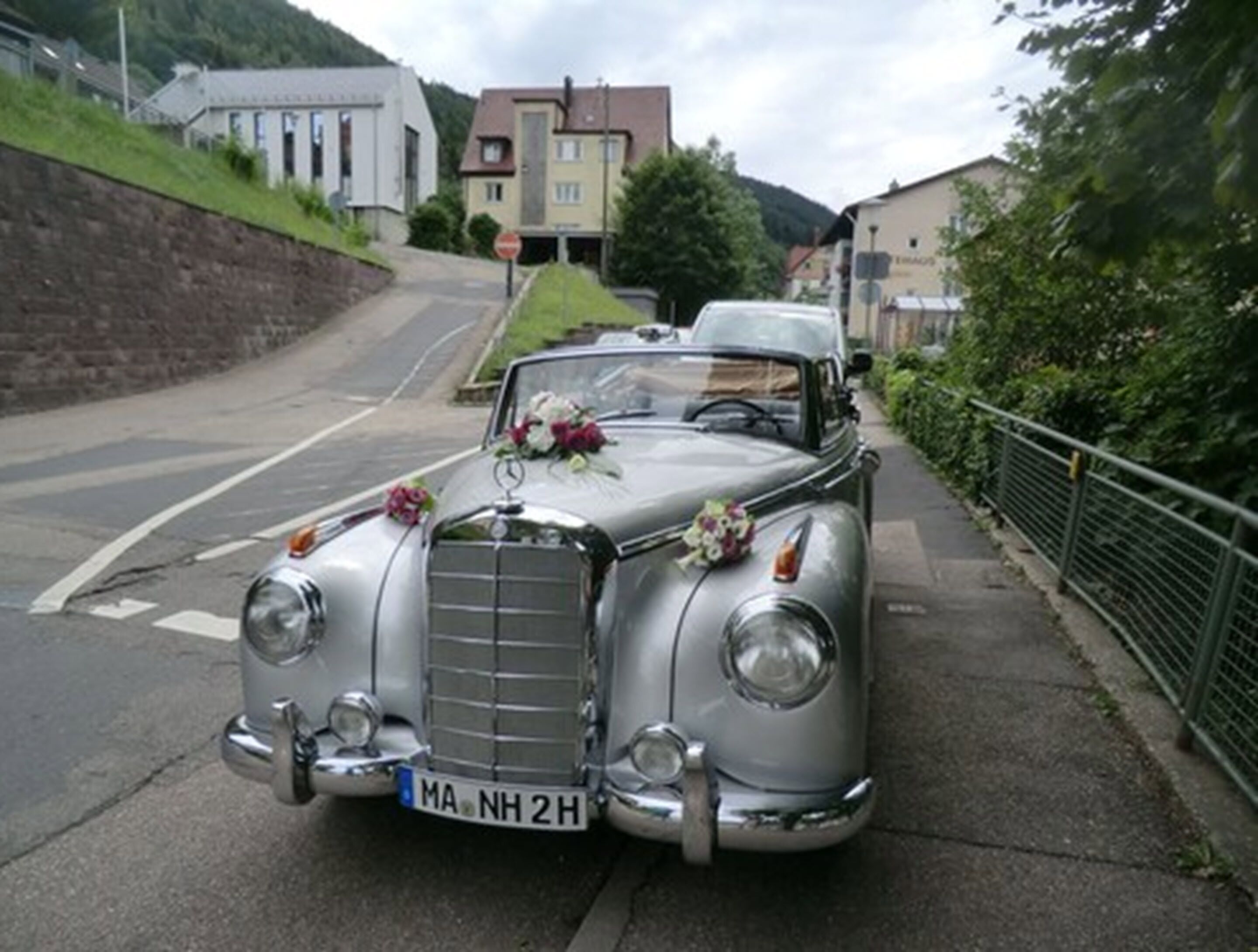Carro antigo estacionado na rua, com placa MA NH 2H.
