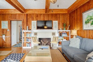 Smart-tv, een dvd-speler, boeken en een stereo