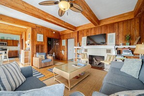 Smart TV, DVD player, books, stereo