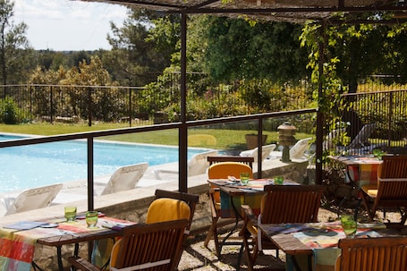 Bar junto a la piscina