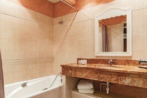 Quarto (Confort) | Banheiro | Secador de cabelo, toalhas de banho