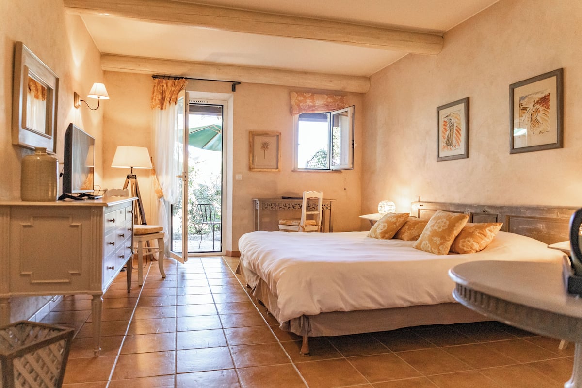 Deluxe Room | Minibar, in-room safe, individually decorated, individually furnished