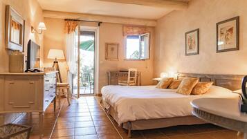 Deluxe Room | Minibar, in-room safe, individually decorated, individually furnished