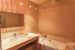 Familjerum | Badrum | Hårtork och handdukar