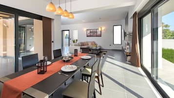 Biệt thự dành cho gia đình, 4 phòng ngủ, hồ bơi riêng | Khu vực ăn uống tại phòng