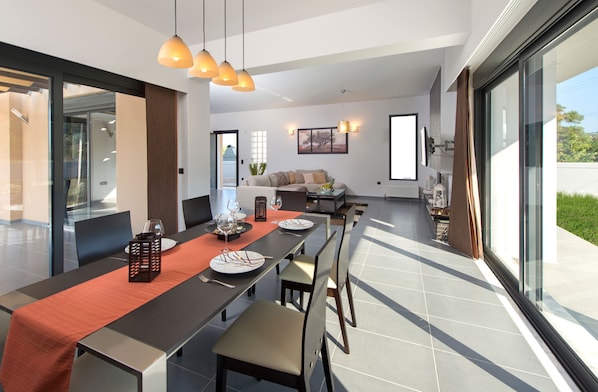 Family Villa, 4 Bedrooms, Private Pool | In-room dining