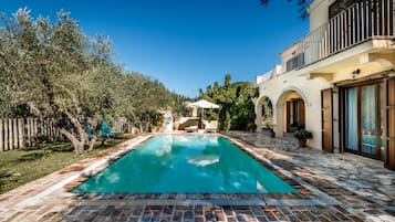 Seasonal outdoor pool, pool umbrellas, sun loungers