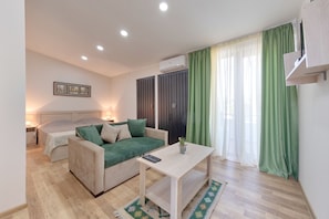 Escritorio, tabla de planchar con plancha, wifi gratis y ropa de cama