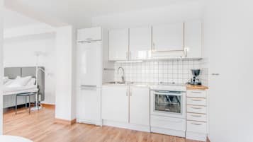 Appartement, op benedenverdieping | Individueel gedecoreerd, individueel gemeubileerd, een bureau