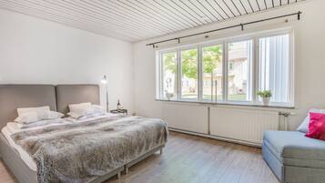 Familienapartment | Individuell dekoriert, individuell eingerichtet, Schreibtisch