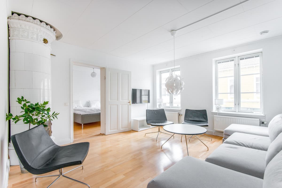 Deluxe Apartment (6 Beds) | Desk, blackout drapes, individually decorated, individually furnished