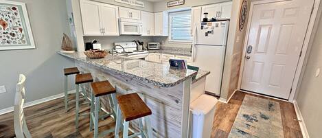 Kylskåp, mikrovågsugn, ugn och spishäll