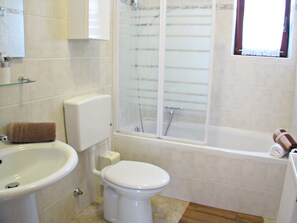 Appartement (2) | Salle de bain | Baignoire, séchoir à cheveux, serviettes fournies