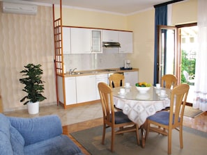 Apartment (1) | Eigene Küche | Kühlschrank, Ofen, Herdplatte, Kochgeschirr/Geschirr/Besteck