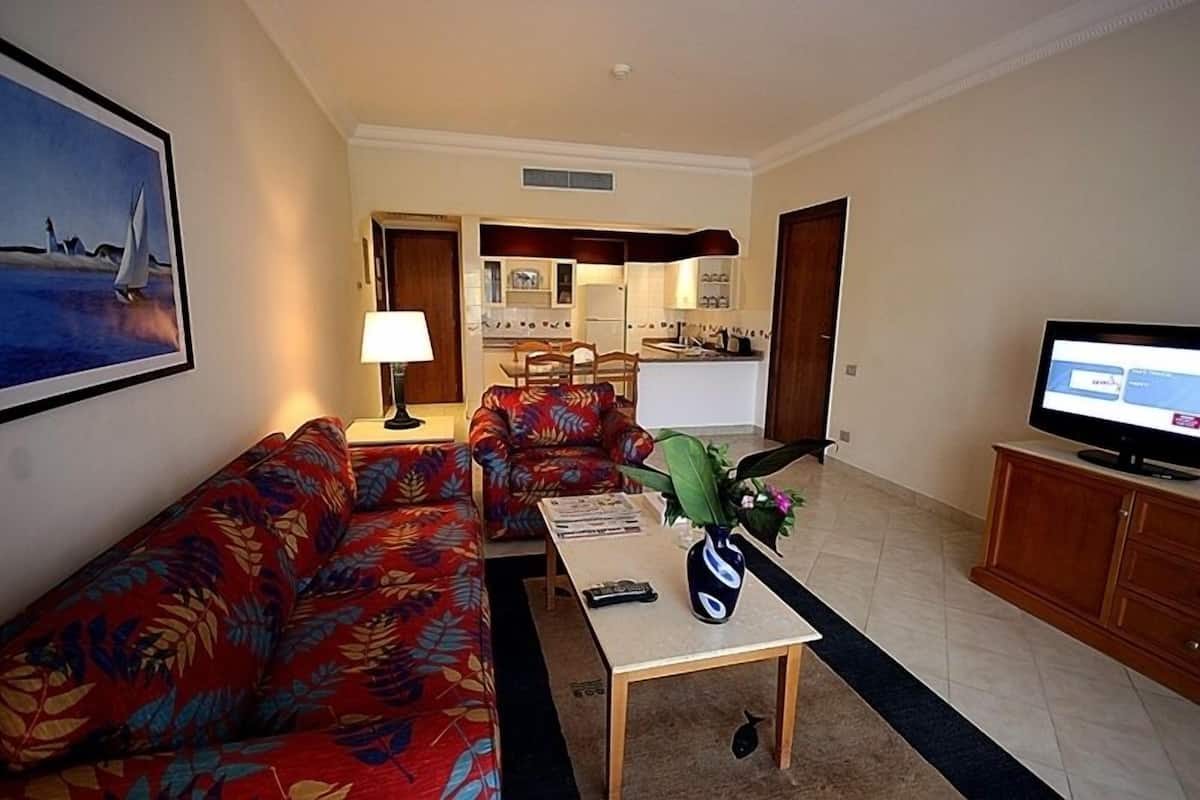 Executive Suite | In-room safe, desk, blackout drapes, bed sheets