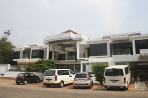 Front of property - Adwoa Wangara Apartments (Accra)