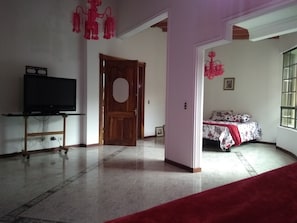 高級套房, 按摩浴缸, 泳池景觀 (1 King and 1 Queen Bed) | 熨斗/熨衣板、免費無線上網、床單
