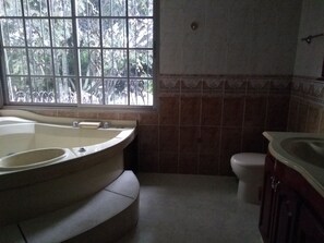 Superior Suite, Jetted Tub, Pool View (1 King and 1 Queen Bed) | Tab mandi berpancutan
