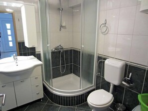 Appartement, terrasse | Salle de bain | Douche, serviettes fournies