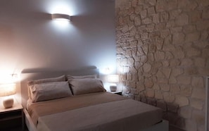 Een minibar, geluiddichte muren, babybedden (toeslag), gratis wifi