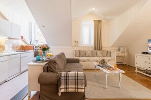 Apartament superior, 2 dormitoris | Sala d'estar | Televisor de pantalla plana de 105 cm amb canals per satèl·lit 