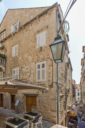 Premium bedding, free minibar, in-room safe, desk - Apartments and rooms Perla (Dubrovnik)