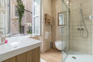 Superior Double Room | Bathroom | Shower, free toiletries, hair dryer, slippers - Apartments and rooms Perla (Dubrovnik)