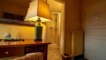 Basic Single Room | Bathroom | Shower, hair dryer, towels